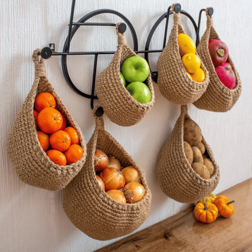 Panier suspendu pour fruits et légumes dans une cuisine