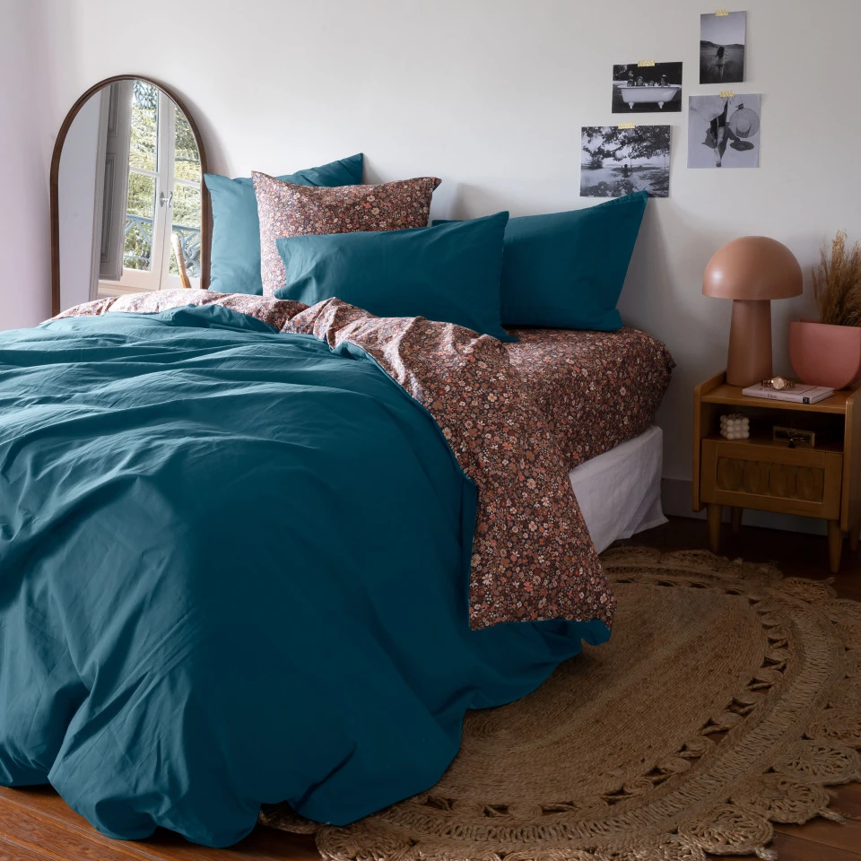 Motif floral linge de lit tendance 2025 - ambiance de chambre moderne