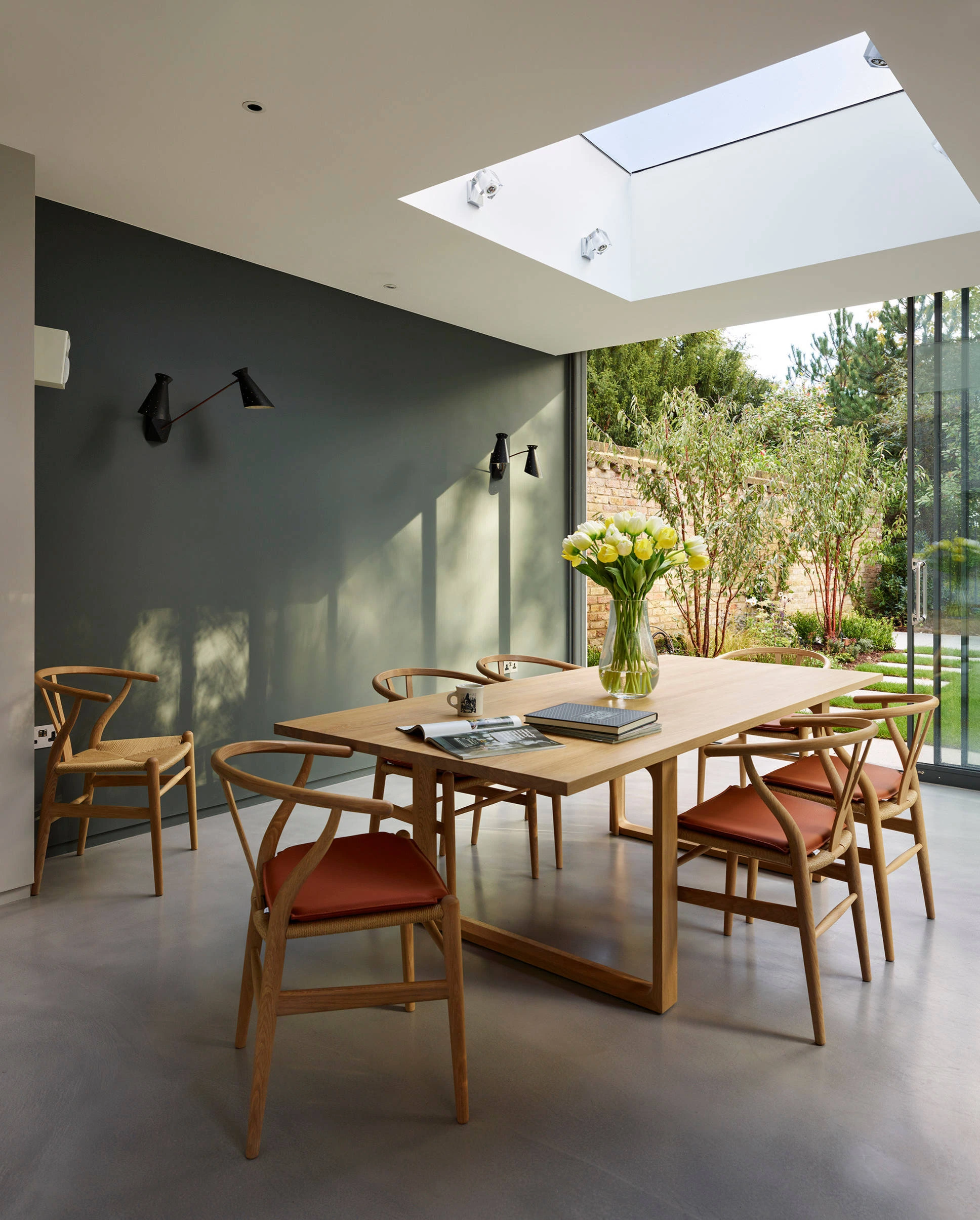 Salle à manger moderne avec mobilier design et lumière naturelle couleur vert sapin