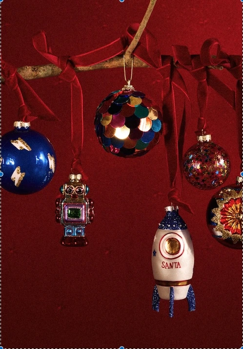 Décoration du sapin de Noël couleurs contemporaines bleu profond